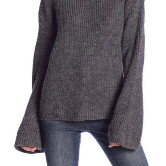ROMEO + JULIET Crew Neck Bell Sleeve Gray Sweater - Picture 3 of 4
